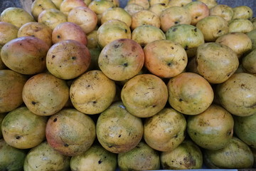 ananas und äpfel auf dem markt in madagaskar in afrika