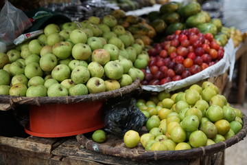 essen früchte auf einem markt in auf madagaskar in afrika 