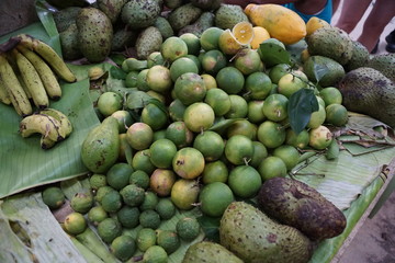 Zitrusfrüchte und vitamine auf einem martk auf mauritius