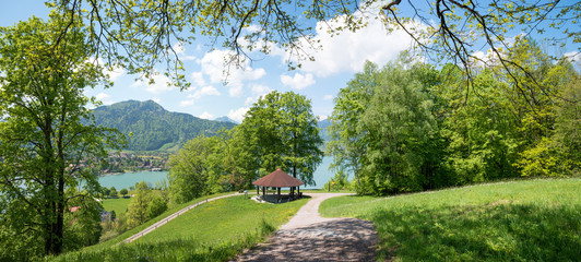 schöner Aussichtsplatz mit Pavillon am Leeberghügel Tegernsee in Oberbayern