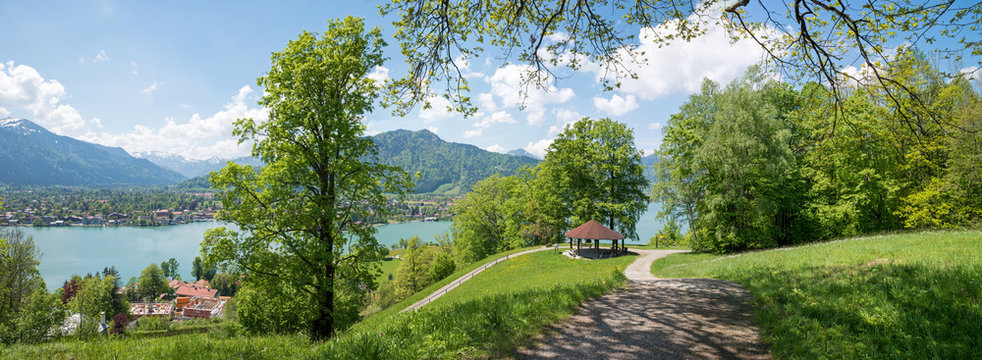 sch&ouml;ner Aussichtsplatz mit Pavillon am Leebergh&uuml;gel Tegernsee in Oberbayern