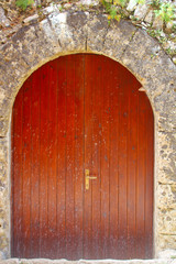 Fototapeta na wymiar Semicircular arched wooden gate
