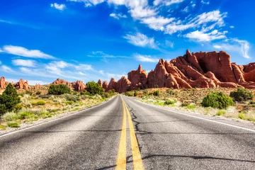  Rijden door de woestijn met Monument Rock langs de weg tijdens zonnige dag, Arches NP © romanslavik.com