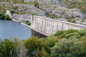 Vista de la presa rota del Embalse de Vega de Tera en el Parque Natural del Lago de Sanabria y Alrededores, Zamora, España.