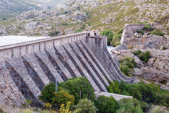 Vista de las ruinas de la presa del Embalse de Vega de Tera en el Parque Natural del Lago de Sanabria y Alrededores, Zamora, Espa&ntilde;a.