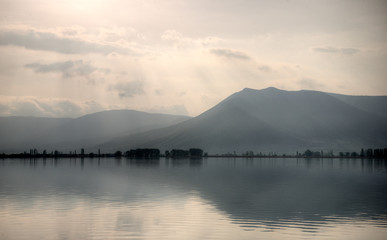 Reflets sur le lac d'Orestiada à Kastoria, Grèce