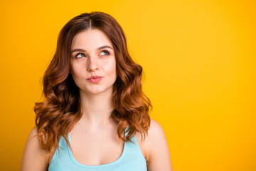 Obraz premium Photo of charming attractive nice cute interested girlfriend wearing teal singlet thinking on something sly while isolated over yellow background