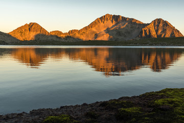 Obraz premium Sunset landscape of Tevno lake, Pirin Mountain, Bulgaria