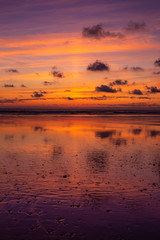 Coucher de soleil sur une plage déserte