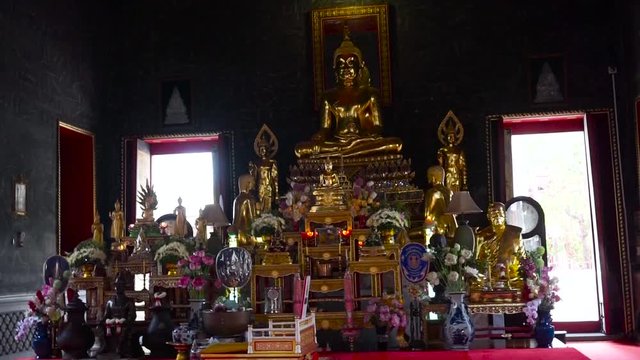 INSIDE a buddhisttempel i thailand.