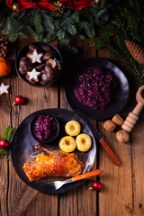 Obraz na płótnie Canvas Roast goose with baked apples, red cabbage and dumplings