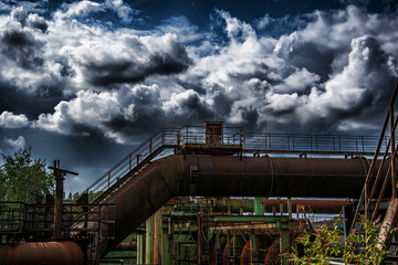 Altes Industriegel&auml;nde in Duisburg mit Wolken
