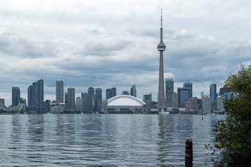 Obraz premium Waterfront view of Toronto City Skyscrapers along with CN Towerand Rogers Centre, Scarborough districts in summer, a view from Toronto Central Island, Toronto, Ontario, Canada