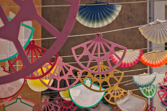 Calle decorada con abanicos