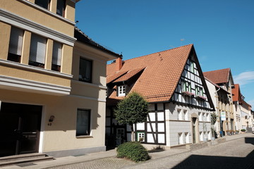 Hauptstraße mit schönen alten denkmalgeschützten Häusern bei blauem Himmel und Sonnenschein in...