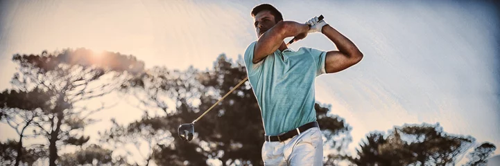 Foto op Plexiglas Golf Volledige lengte van knappe golfspeler die schot neemt
