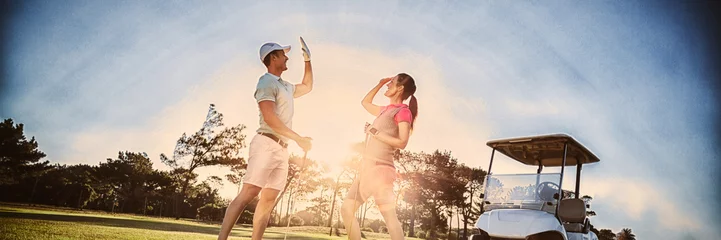 Photo sur Plexiglas Golf Toute la longueur du couple de joueurs de golf donnant cinq
