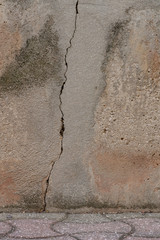 Mur en béton cassé, fissuré