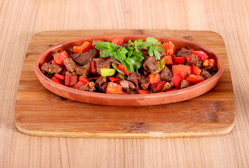 Feed the meat pepper and tomatoes in the pottery