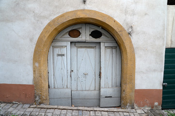 alte haustür eingang stalltür tür pforte altstadt