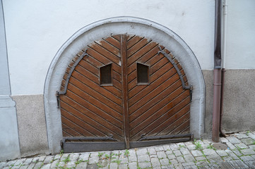alte hostorische eingangstür tür pforte