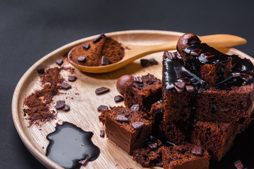 Close-up of chocolate brownie cakes on wooden tray