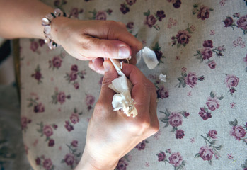  A tablecloth with roses in the background of the host's hand peeled garlic