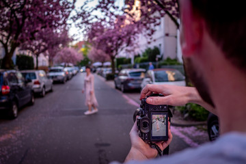 Person wird vor Kirschblüten fotografiert