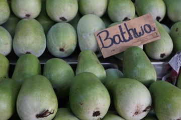 früchte bathwa bananen nüsse auf dem markt in madagaskar in afrika mango