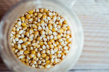 Mais en grains dans un pot en verre