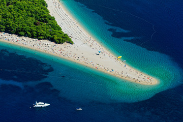 Scène aérienne de la plage de Zlatni rat sur l& 39 île de Brač, Croatie