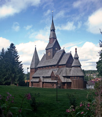 Fototapeta na wymiar die Stabkirche strahlt weit über den Dächern von Hahnenklee-Bockswiese..