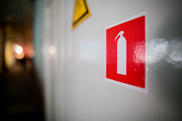 Red fire extinguisher sign sticker - obrazy, fototapety, plakaty