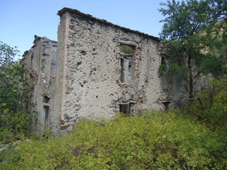 ruined country house, Turón river