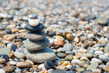 Fototapeta na wymiar pyramid of stones by the sea. balanced stones.