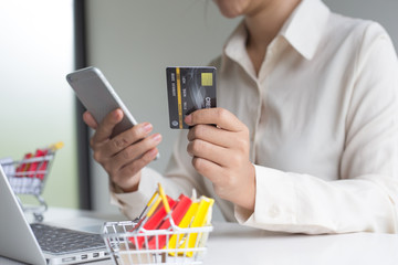 Buy products online, business people are bringing credit cards to pay for purchases. Online credit cards are easy to use.