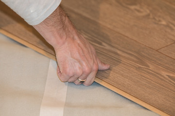 worker puts a new laminate on the floor