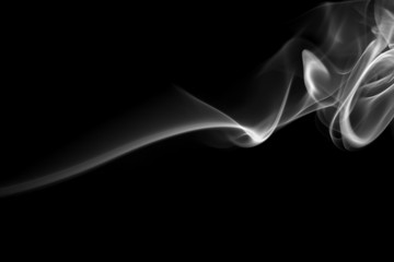 Obraz premium ogień białego dymu streszczenie na czarnym tle, pojęcie ciemności