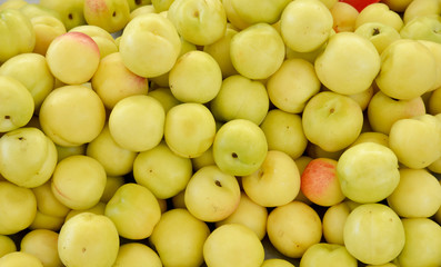 organic and fresh apples in the market