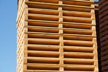 aufgestapelte Holzpaletten, Blauer Himmel