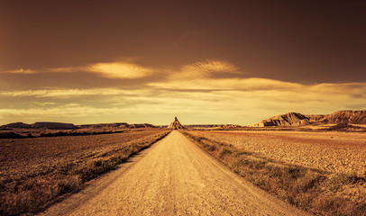 Strasse durch die Halbw&uuml;ste Bardenas Reales in Spanien