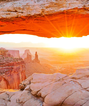 View of the Mesa Arch at sunrise in the Canyonlands National Park in Utah, USA.