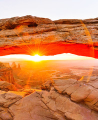 View of the Mesa Arch at sunrise in the Canyonlands National Park in Utah, USA.