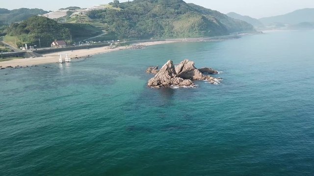 朝靄の中の夫婦岩と白い鳥居　夜明け　朝日　二見ヶ浦　空撮　POI 右回転　v07