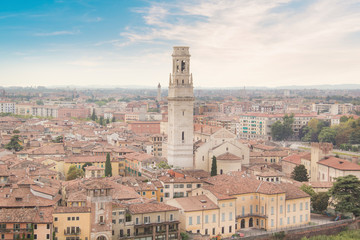 Obraz premium Beautiful view of the Lamberti Tower and Ponte Pietra on the banks of the Adige River in Verona, Italy