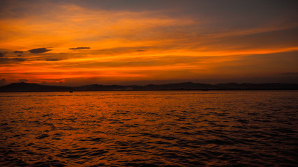 Obraz premium Sunset on the Irrawaddy River (Ayeyarwaddy River) in Bagan, Myanmar (Burma)