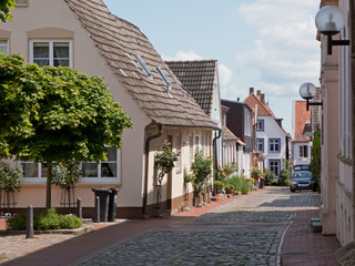 niedrige idyllische Häuser und gepflasterte Gassen in der Altstadt von Holm an der Schlei, Ostsee