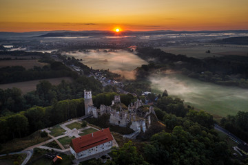 Zviretice is a ruin of a Renaissance chateau rebuilt from the original Gothic castle above the village Podhradi about two kilometers southwest of the town of Bakov nad Jizerou at an altitude of 250m.