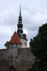rampart de Tallinn et vue sur l'eglise Saint Nicola, Estonie