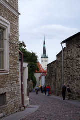 ruelle dans la ville de Tallinn et vue sur l'eglise Saint Nicola, Estonie